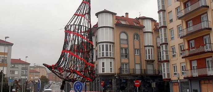 Rachas 135 km/h. El viento tumba la farola-rbol de Navidad de la Calle Ronda