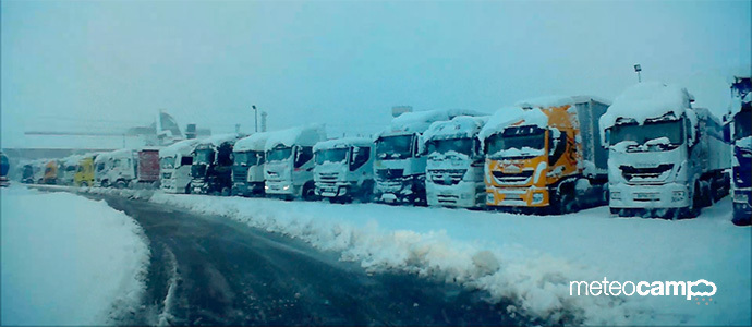 VIDEO 35 cm de Nieve en Reinosa, restricciones vahiculos en Autova de la Meseta