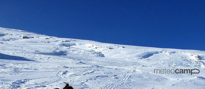 Alud de placa provocado por un esquiador de montaa en Cuchilln