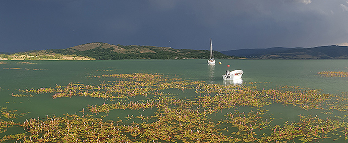 El Embalse del Ebro acumula mes y medio de generosas aportaciones