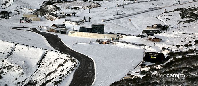 Entre 4 - 5 cm de nieve nueva segn las cotas. Muy irregular por el viento