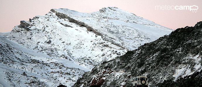 Entre 4 - 5 cm de nieve nueva segn las cotas. Muy irregular por el viento