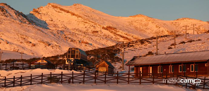 Entre 4 - 5 cm de nieve nueva segn las cotas. Muy irregular por el viento