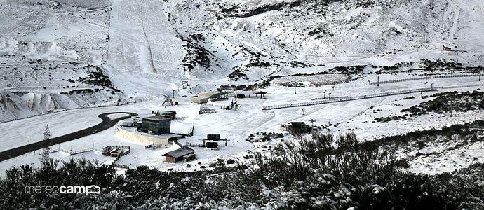 Entre 4 - 5 cm de nieve nueva segn las cotas. Muy irregular por el viento