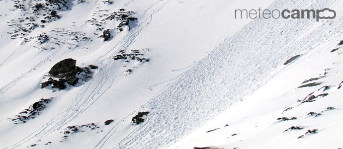 Pequeos aludes de nieve hmeda por lluvia con salida puntual