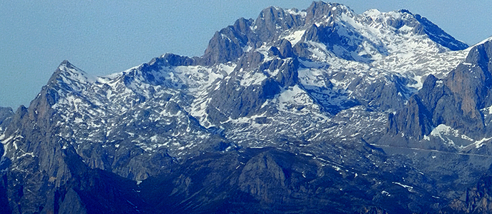 Picos de Europa vistos desde Pico Tres Mares en Campoo